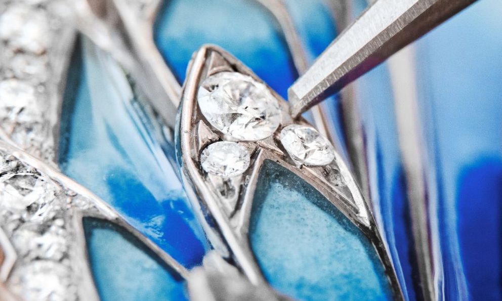 Đôi cánh ngọc giữa bầu trời xanh: Khi trang sức kể câu chuyện về quyền lực và tự do