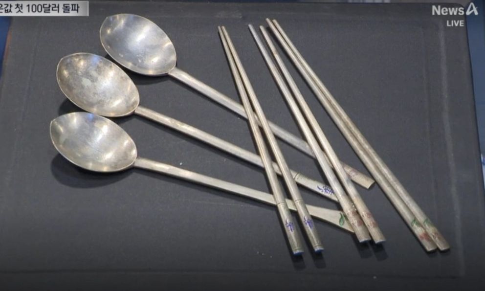 Cảnh tượng chưa từng có: Giá bạc lập đỉnh, người dân xếp hàng bán thìa dĩa cũ kiếm lời