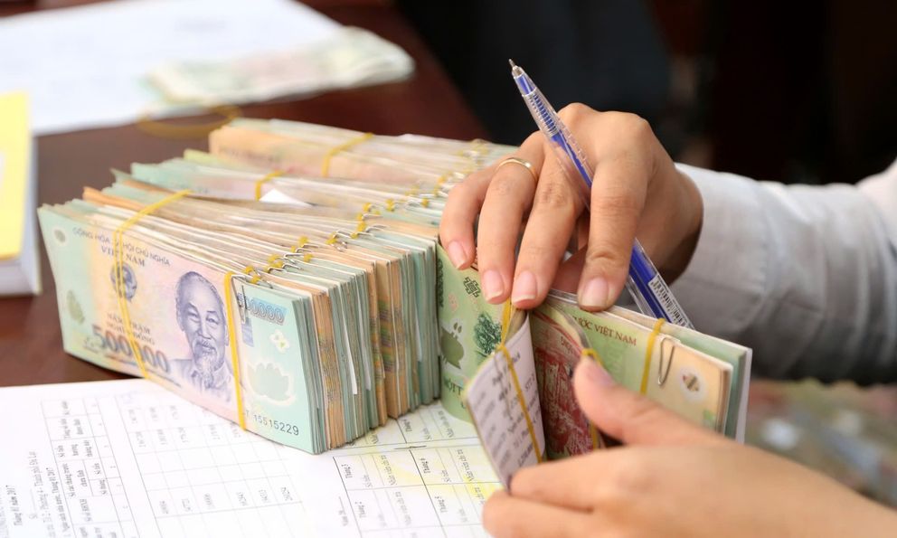 Giáo viên bị hiệu trưởng thu lại một nửa tiền thưởng để… trả nợ và đi tham quan?