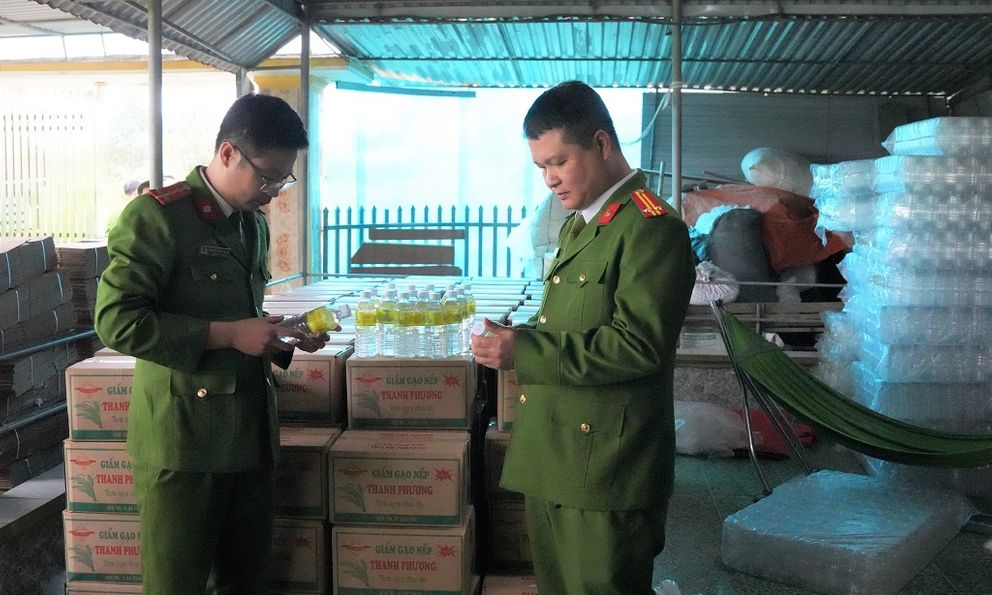 Triệt phá đường dây sản xuất hơn 60.000 lít giấm giả từ axit công nghiệp: Nguy cơ khôn lường cho sức khỏe người tiêu dùng