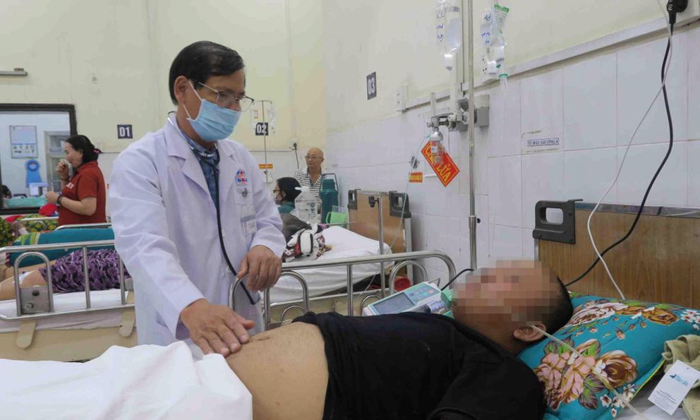 Liên tiếp các ca viêm tụy cấp nhập viện, bác sĩ TP.HCM cảnh báo hệ lụy tiệc tùng cận Tết