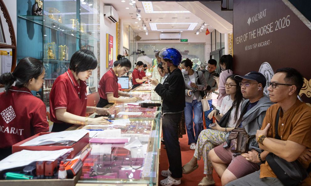 Sinh viên xếp hàng lấy tem phiếu mua vàng bạc ngày vía Thần Tài với thù lao 150.000 đồng/lượt