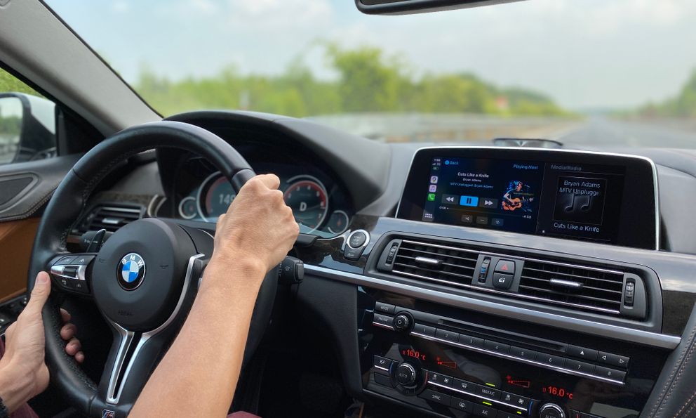 Vừa lái ô tô vừa nghe nhạc có vi phạm không? Tài xế có thể bị phạt tới 6 triệu đồng nếu bỏ qua chi tiết này