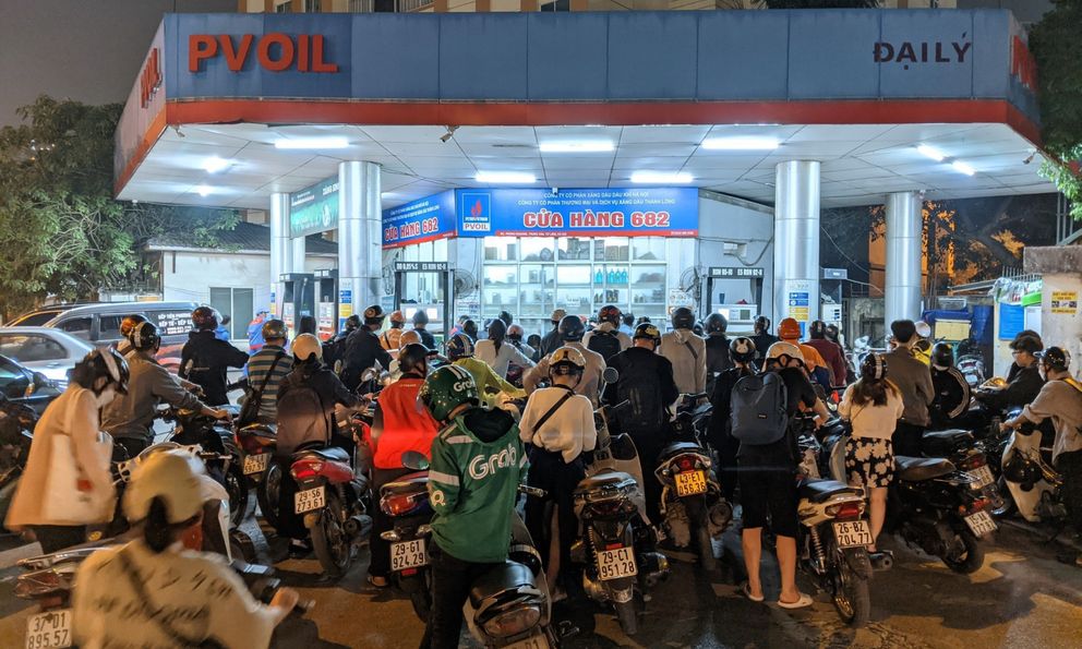 NÓNG: Hà Nội sẽ xử lý nghiêm việc bán xăng dầu bằng chai, lọ trái phép