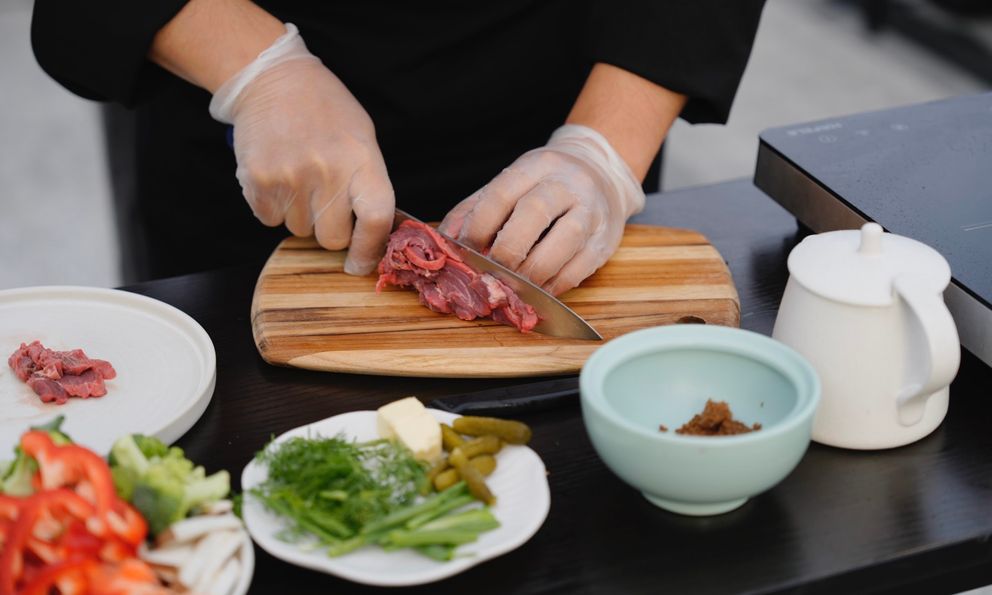 Cùng sử dụng thịt châu Âu, các đầu bếp “so tài” nảy lửa, phía sau là cuộc đua âm thầm của nguồn cung ngoại tại thị trường Việt