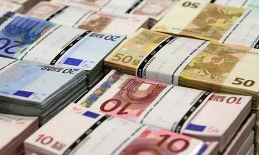 Bắt 2 người đàn ông, thu giữ hơn 15 tỷ đồng tiền mặt và 50kg vàng trên 1 chiếc xe tải