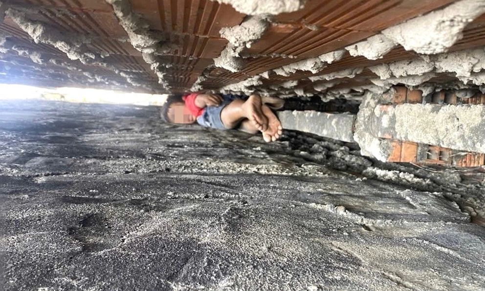 Mắc kẹt giữa hai bức tường hẹp, bé trai được cảnh sát giải cứu thành công bằng một thứ quen thuộc trong bếp