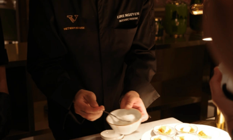 Đầu bếp Luke Nguyễn ‘chịu chơi’, đưa hẳn nhà hàng Michelin vào TTTM, biến không gian vắng lặng trở nhộn nhịp