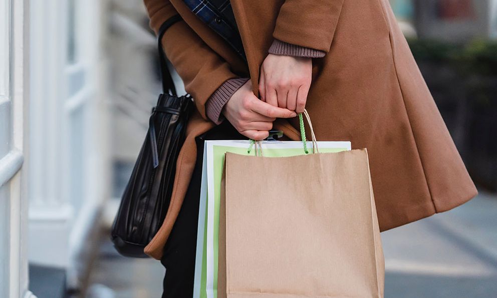 Thu phí túi giấy, giảm giá khi mang cốc: Những thay đổi nhỏ đang định hình lối sống xanh