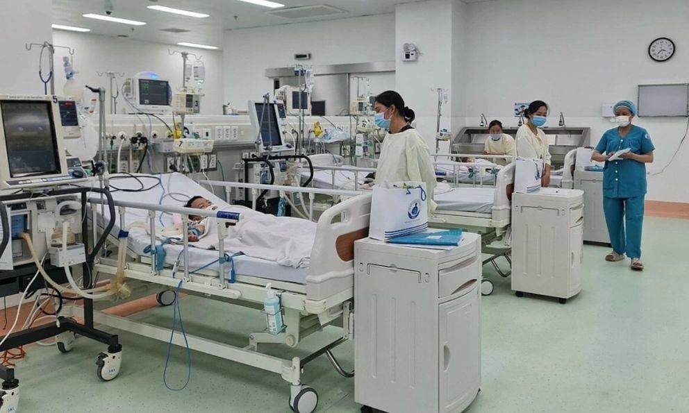 Bác sĩ hướng cách chăm sóc trẻ tay chân miệng tại nhà: Nếu con bỏ ăn kèm 5 triệu chứng cần vào viện gấp