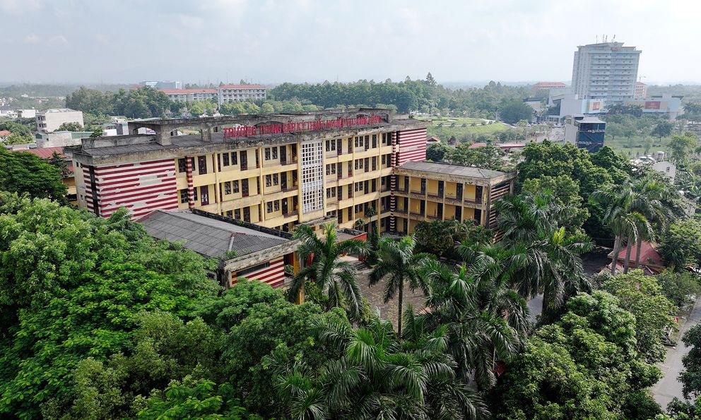 Ngôi trường trung cấp từng đào tạo 5.000 học sinh mỗi năm, 10 năm không khai giảng, giáo viên phải đi phụ hồ mưu sinh