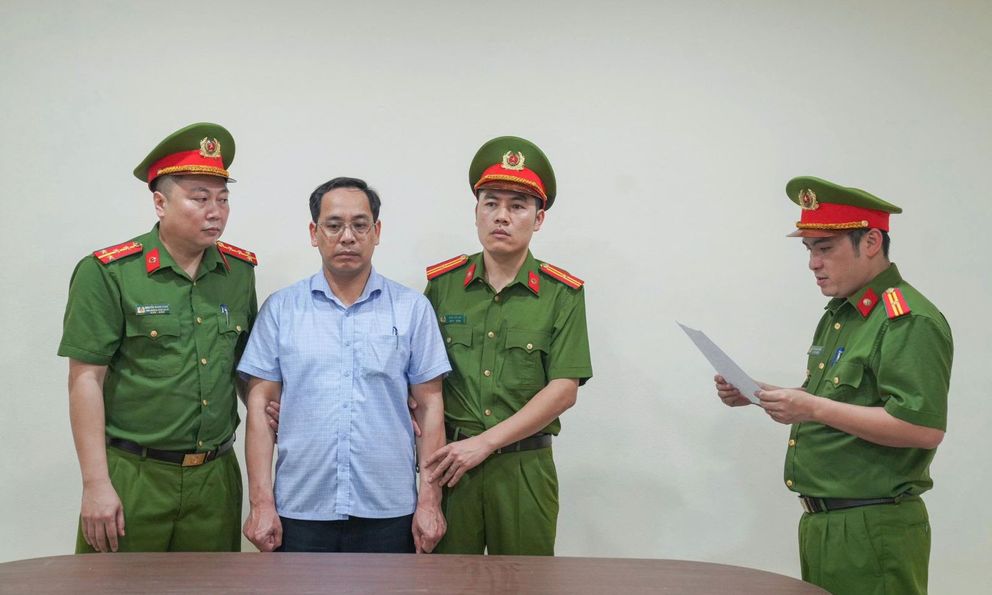 Nóng: Bắt giám đốc, hiệu trưởng, kế toán “ăn chặn” tiền trợ cấp cho người tâm thần, người khuyết tật, người già cô đơn và trẻ em