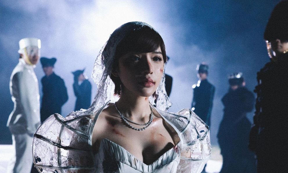 LyLy hóa “quân Hậu”, rời bàn cờ để chọn lại chính mình