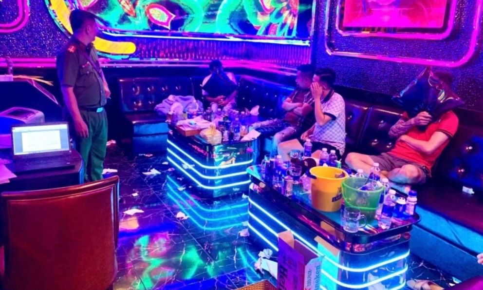 Hà Nội: Cựu phó chủ tịch phường dùng ma túy với hai nữ tiếp viên trẻ, khi bị điều tra thì nói 