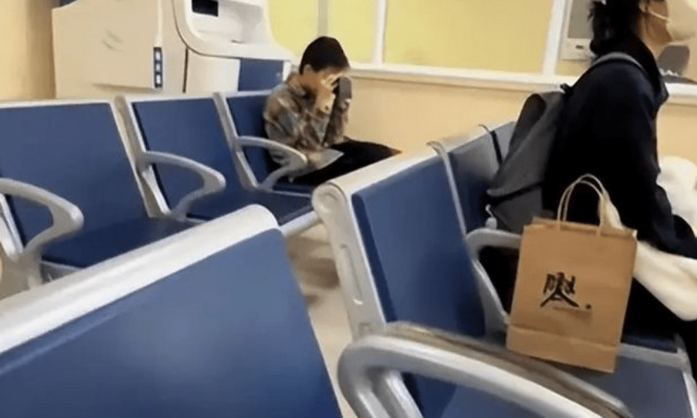 Một bức ảnh chụp trong hành lang bệnh viện khiến hàng triệu phụ huynh chết lặng