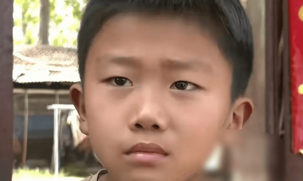 Cậu bé 9 tuổi nhiều ngày không ăn thịt, mở cặp sách của em ra xem, cô giáo liền bật khóc 