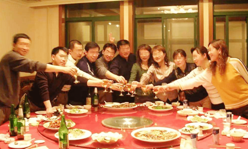 Đi họp lớp, tôi bị chế giễu vì kiếm 15 triệu/tháng: Khi con trai tôi đến đón, tất cả họ đều sững sờ