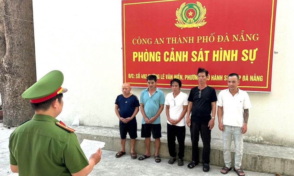 Bắt Phạm Tự, SN 1964 và 4 đồng phạm tại Đà Nẵng, thu giữ 10 điện thoại, 2 xe máy cùng hơn 100 triệu đồng