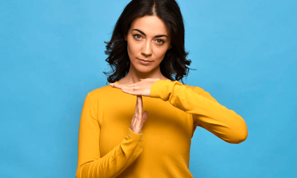 Chuyên gia tâm lý: Khi bị thao túng, người EQ cao không phản ứng, họ chỉ nói 1 câu khiến đối phương “câm nín”