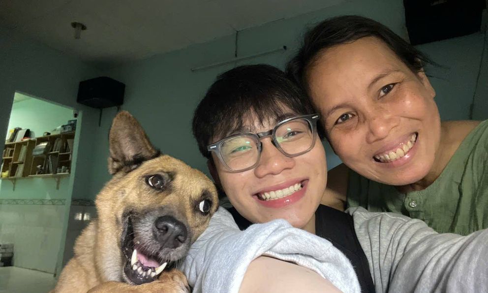 Một bức ảnh, 3 nụ cười và 20 năm cùng mẹ đi qua bệnh tật: Câu chuyện của Nguyễn Minh Nhật khiến cộng đồng mạng muốn về nhà lập tức! 
