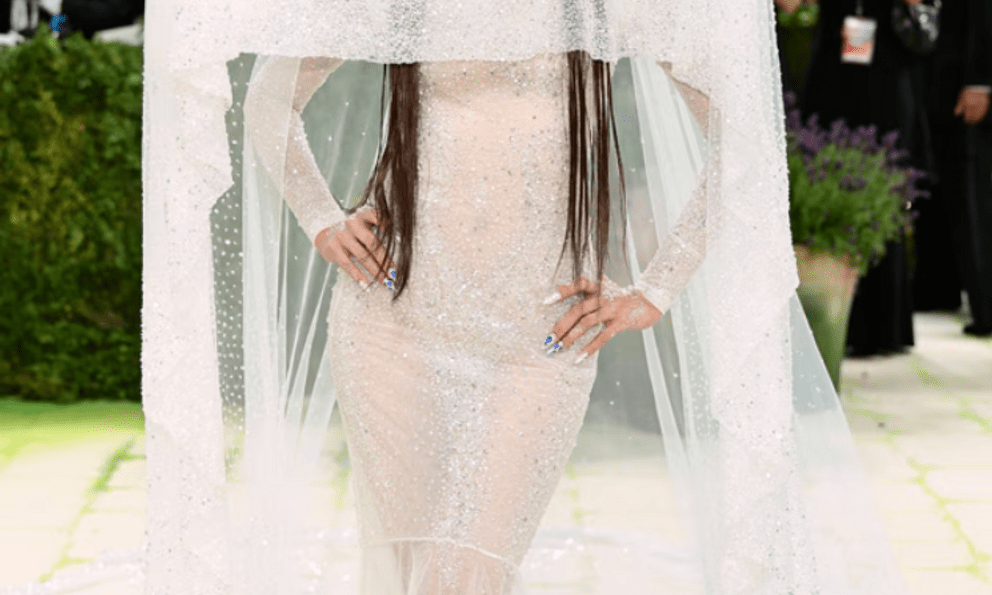 Met Gala 2026: Màn đọ sắc “đẹp - độc - lạ” gây bão, Rosé gây tranh cãi vì “chìm nghỉm”, Lisa chiếm spotlight khi đội nguyên cái mùng lên đầu