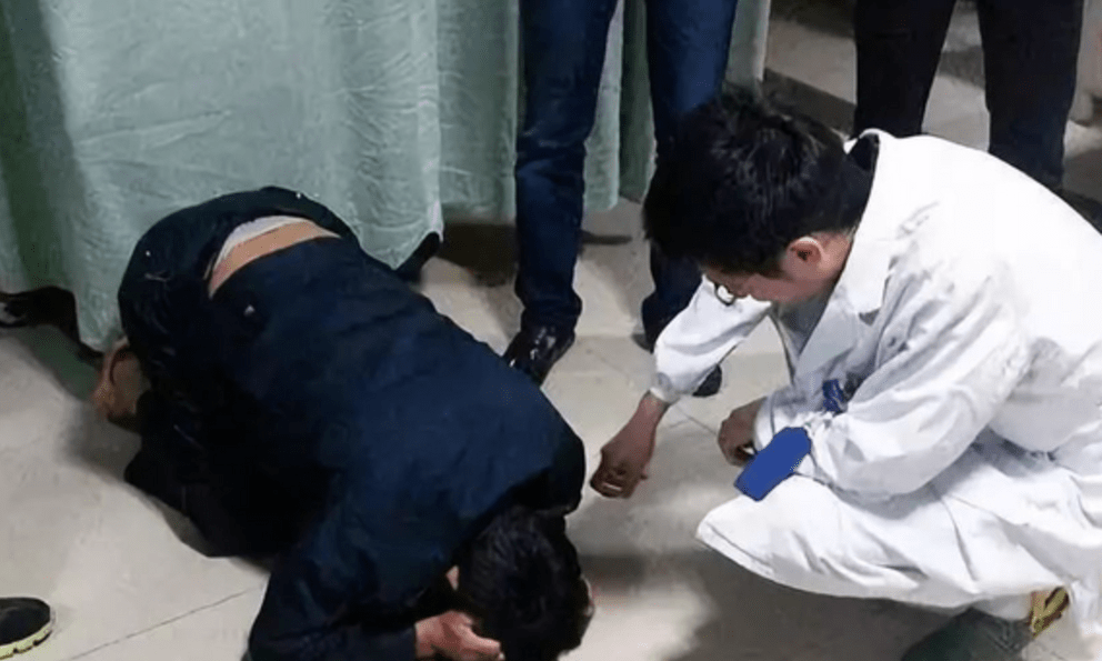 Bé gái 8 tuổi bất ngờ qua đời vì ung thư thận, cha bật khóc: Tất cả là tại tôi