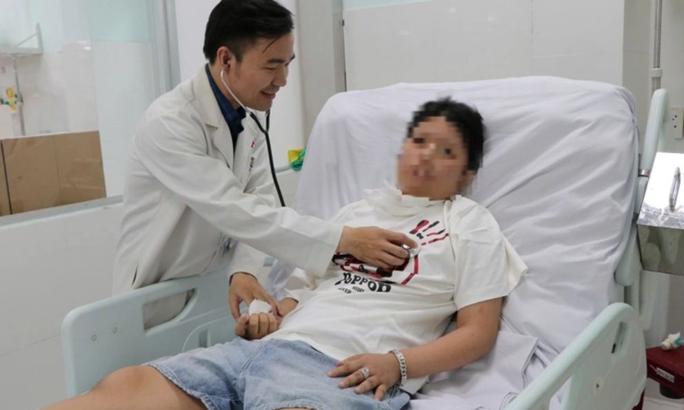 Bác sĩ kể 86 ngày giành lại sự sống cho chàng trai 18 tuổi ngưng tim khi đang chơi thể thao