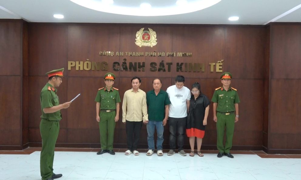 Bắt Giám đốc công ty xuất nhập khẩu có tiếng vì sản xuất giấm ăn từ a-xit công nghiệp
