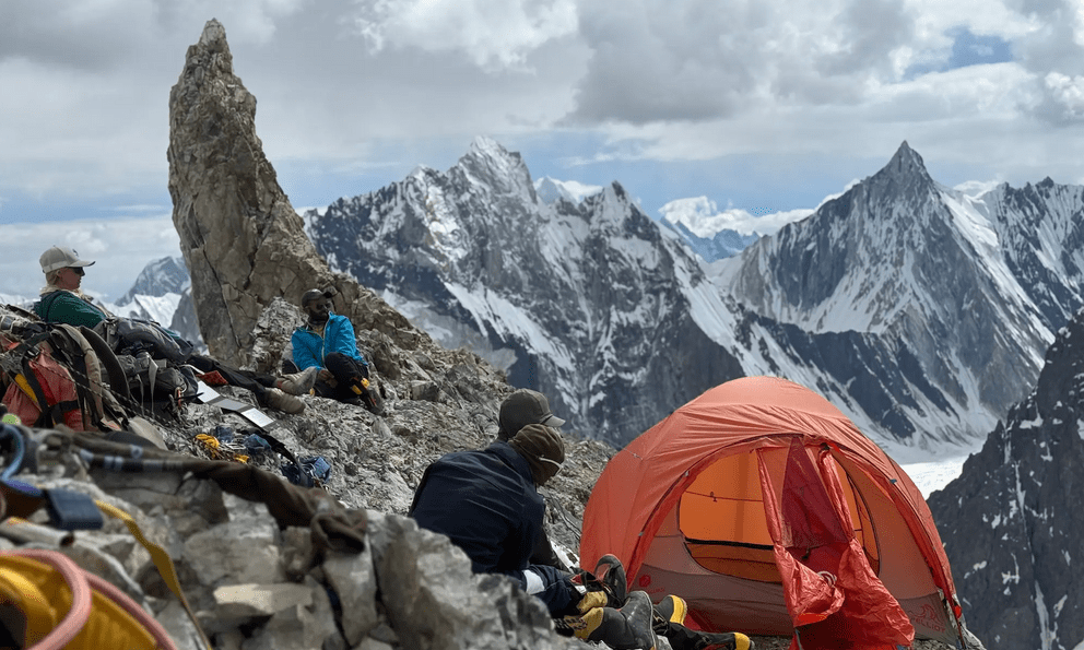 Chinh phục ngọn núi cao hơn 8.000m, đoàn 10 người gặp nạn: Đã tìm thấy 4 thi thể, huyền thoại leo núi lập kỷ lục thế giới vẫn mất tích