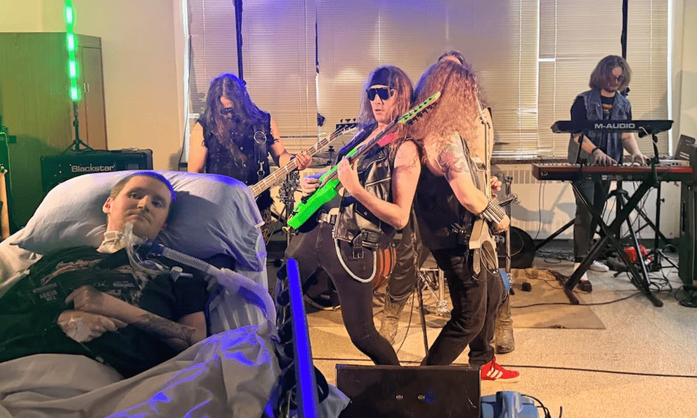 Fan không thể đến concert, ban nhạc Rock mang cả sân khấu vào bệnh viện biểu diễn riêng
