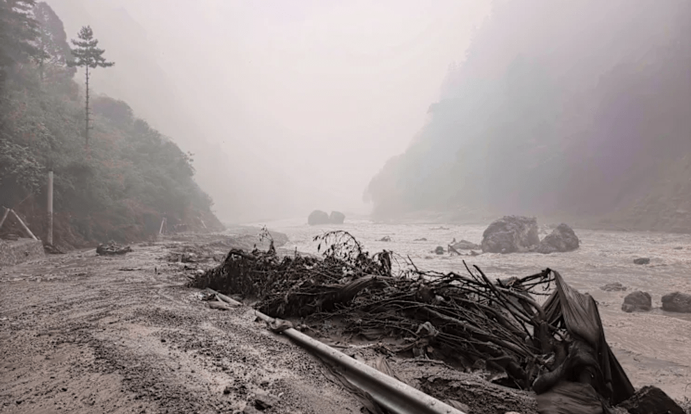 Lũ quét ‘cắt đứt’ hành lang văn hóa Nepal - Tây Tạng: Tuyến đường tới núi thiêng tê liệt, hàng trăm du khách mất liên lạc