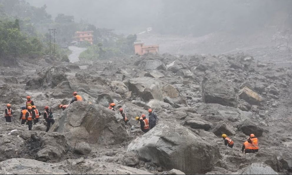 Cuộc chạy đua tìm 42 người dưới lòng núi Nepal: Hy vọng đặt vào “vùng sống sót” trong công trình ngầm 11 tầng