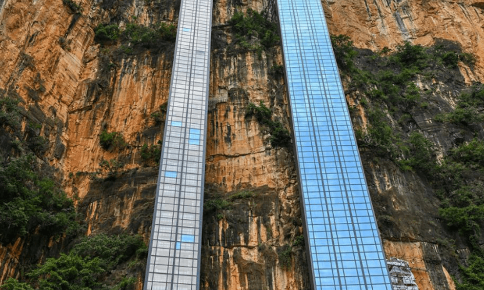 Bất ngờ thang máy bám vách núi cao gần 300m đưa học sinh đến trường ở Trung Quốc