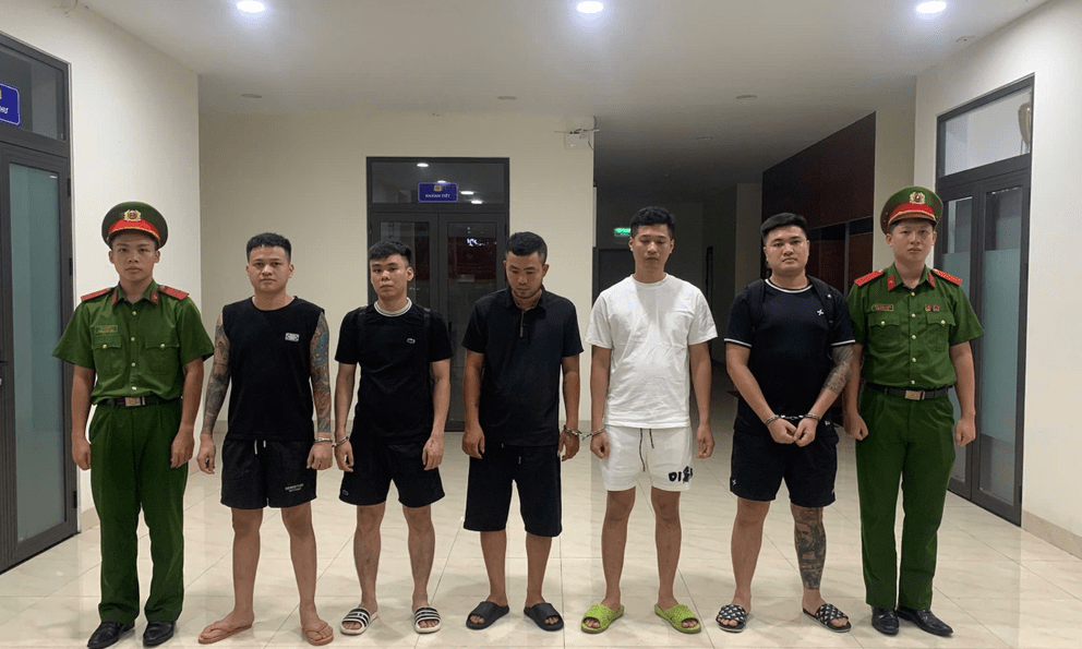Thu giữ 45 điện thoại, 12 thẻ ngân hàng cùng 60 triệu đồng tiền mặt trong đường dây giả danh “Huấn Hoa Hồng”