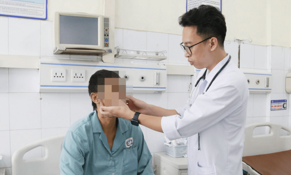 Người đàn ông 45 tuổi bị suy gan cấp, vàng da tăng gấp 42 lần sau 1 tuần uống thuốc nam