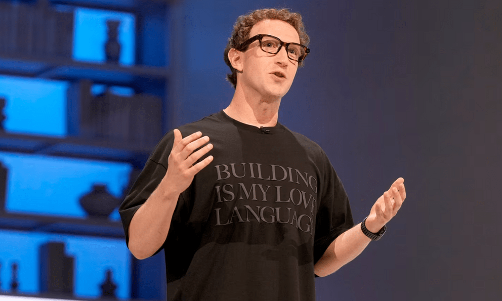 Tỷ phú Mark Zuckerberg “lột xác” phong cách: Áo phông rộng, quần nâu và kính Ray-Ban tích hợp AI