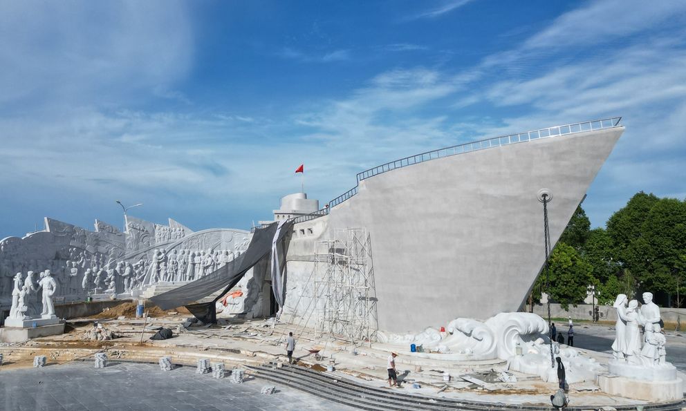 Hoàn thiện tượng đài 80 tỷ 'con tàu tập kết ra Bắc' tại TP Sầm Sơn