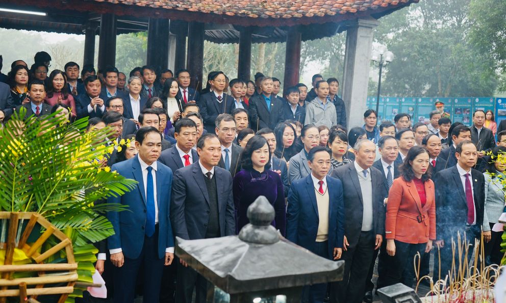 Lãnh đạo Bộ Y tế dâng hương Đại danh y Hải Thượng Lãn Ông – Lê Hữu Trác