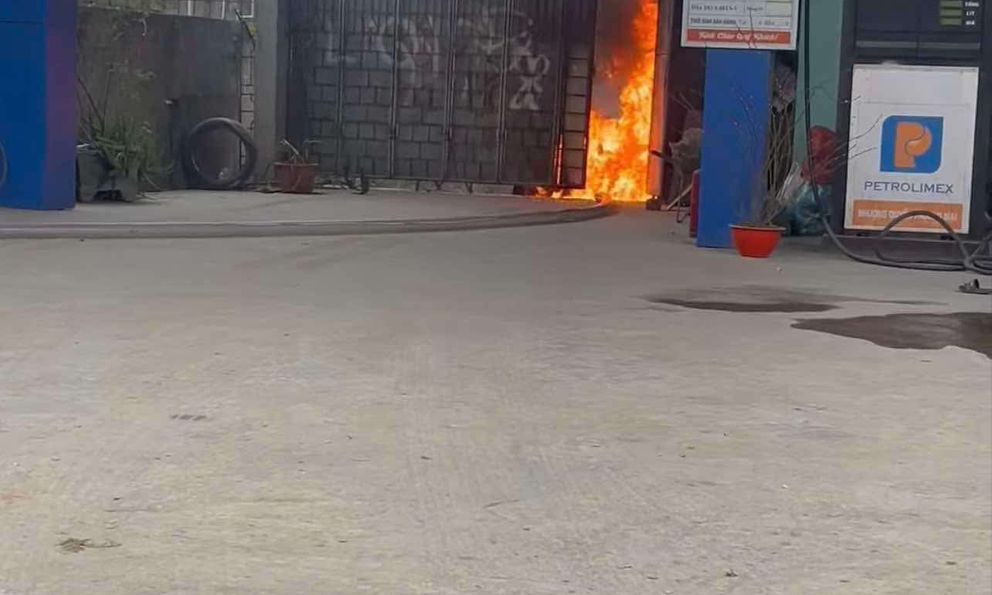 Nghệ An: Đang tiếp nhiên liệu, bể xăng bất ngờ bốc cháy