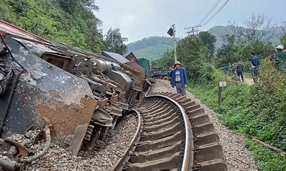 Hà Tĩnh: Tàu chở hàng trật đường ray
