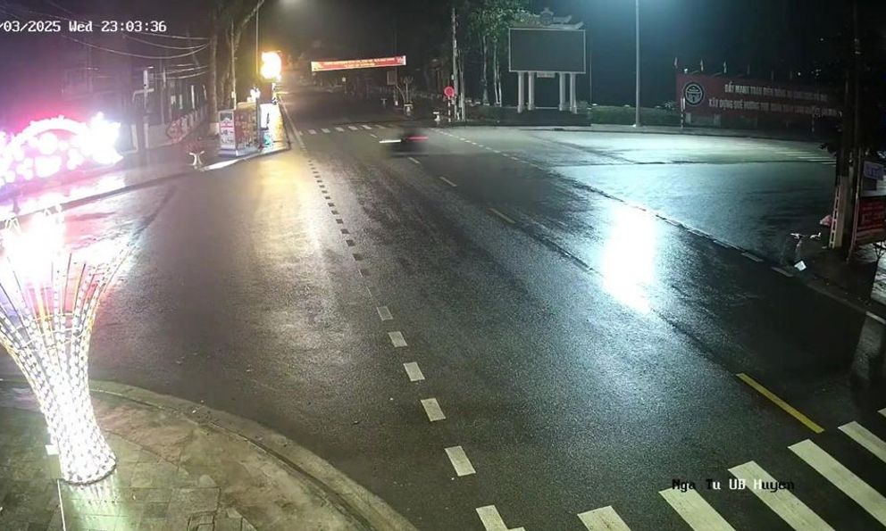 Xe máy kẹp 3 đâm vào tường, 2 người tử vong