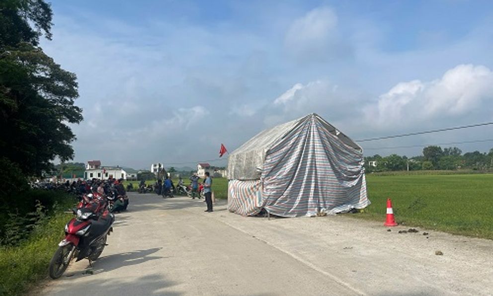 Nam bác sĩ tử vong bất thường bên vệ đường