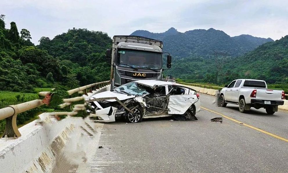 Xe tải rơi xuống vực sau va chạm với ô tô con, 5 người thương vong