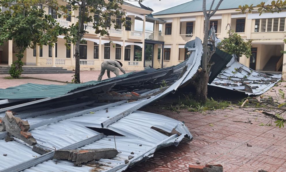 Hà Tĩnh: Trường học tốc mái sau trận giông lốc 