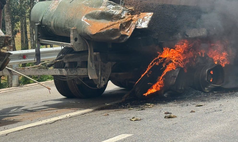 Tai nạn trên Quốc lộ 8A, xe đầu kéo bốc cháy