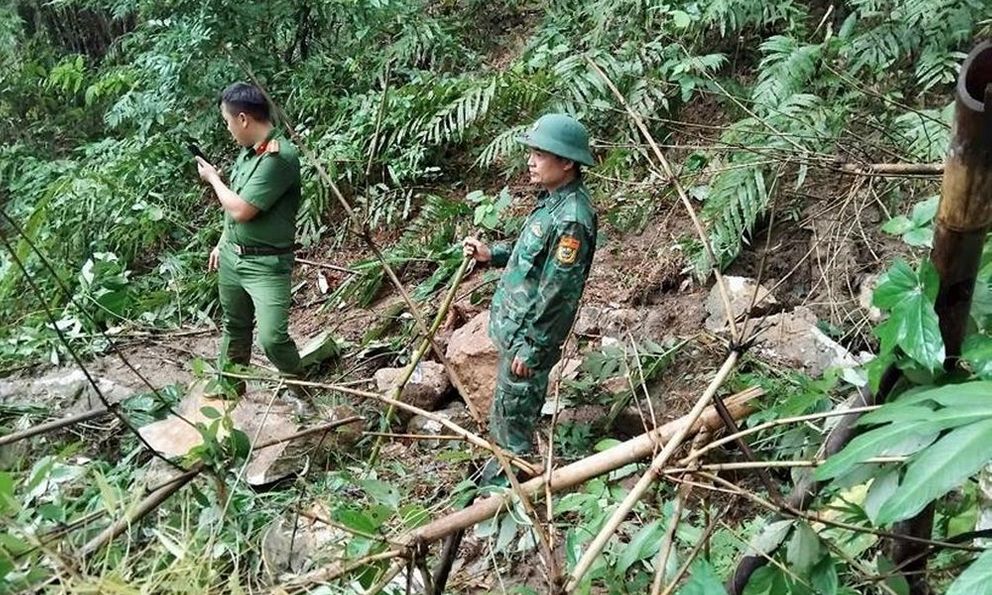 Người dân thót tim vì đá lăn xuống ầm ầm trong đêm