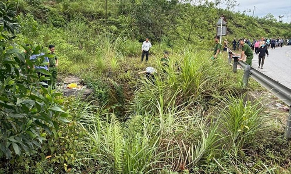 Bị ngã xe, nam thanh niên bàng hoàng phát hiện thi thể bên vệ đường