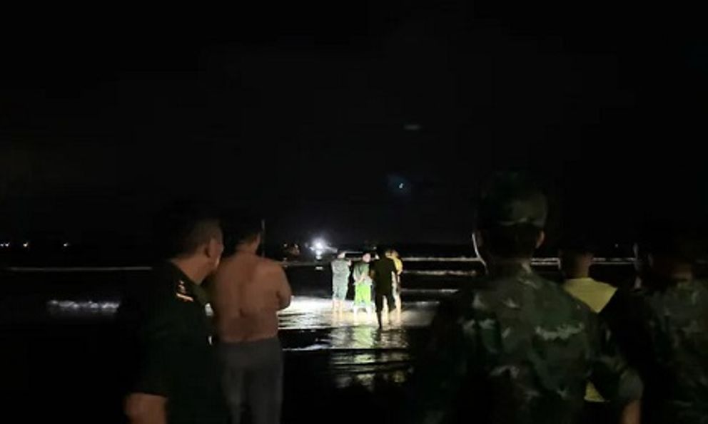 Hà Tĩnh: Hai bố con được cứu sống sau một đêm lênh đênh trên biển