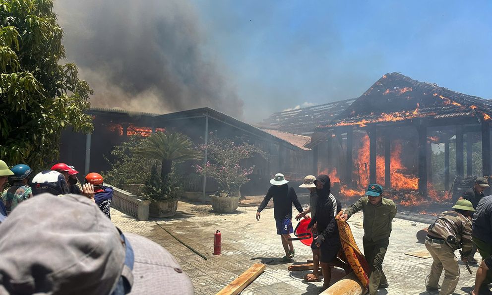 Hà Tĩnh: 'Bà hỏa' thiêu rụi nhiều nhà gỗ ở xã Hương Đô