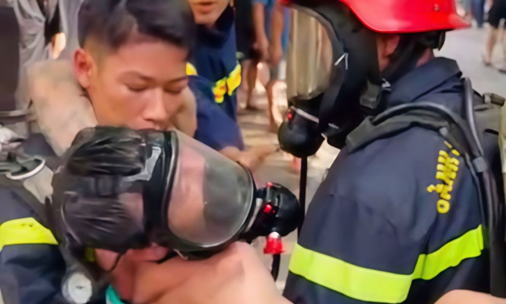 Tự phóng hỏa, người đàn ông bị mắc kẹt trong đám cháy